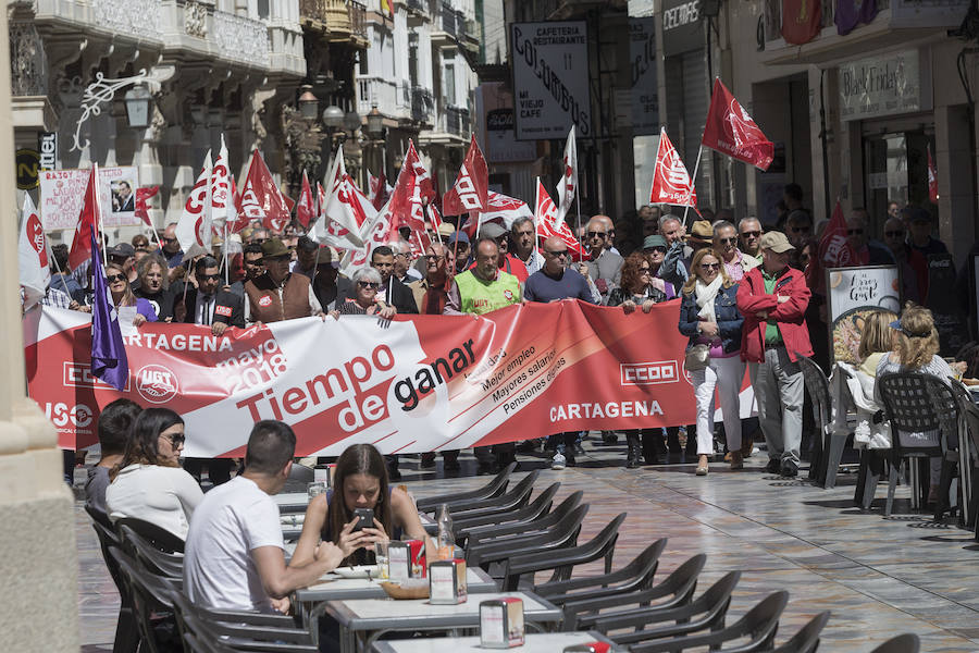 Quinientas personas recorrieron esta mañana calles del casco antiguo, en la manifestación organizada por los sindicatos Comisiones Obreras, UGT y USO. En la cabeza de la protesta se dejaron ver los secretarios comarcales de los sindicatos y más atrás gran parte del Gobierno local.