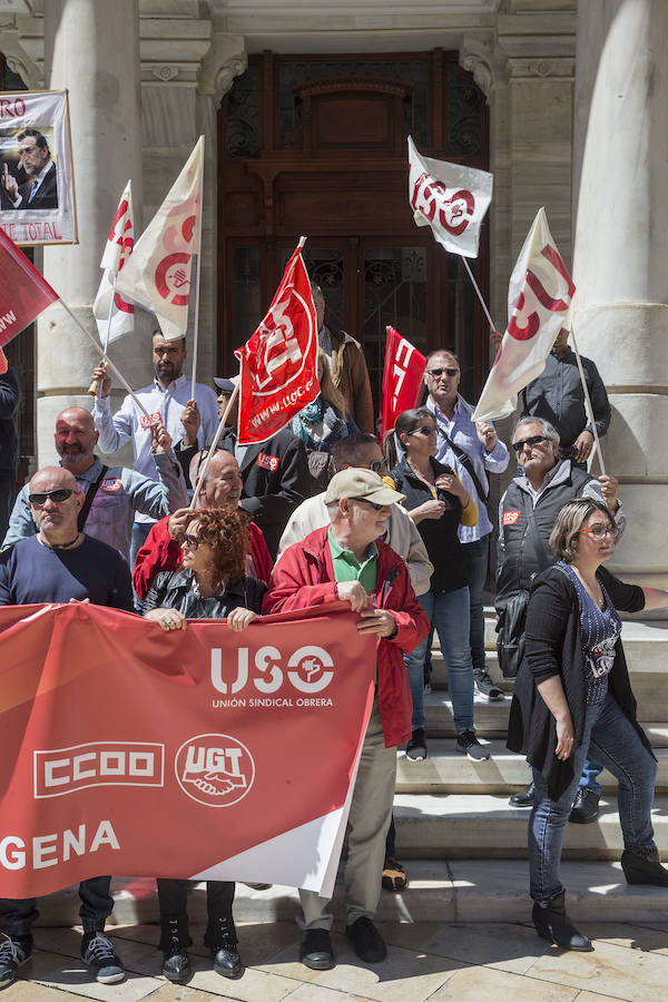 Quinientas personas recorrieron esta mañana calles del casco antiguo, en la manifestación organizada por los sindicatos Comisiones Obreras, UGT y USO. En la cabeza de la protesta se dejaron ver los secretarios comarcales de los sindicatos y más atrás gran parte del Gobierno local.
