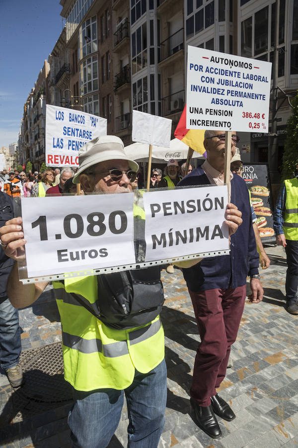 Quinientas personas recorrieron esta mañana calles del casco antiguo, en la manifestación organizada por los sindicatos Comisiones Obreras, UGT y USO. En la cabeza de la protesta se dejaron ver los secretarios comarcales de los sindicatos y más atrás gran parte del Gobierno local.