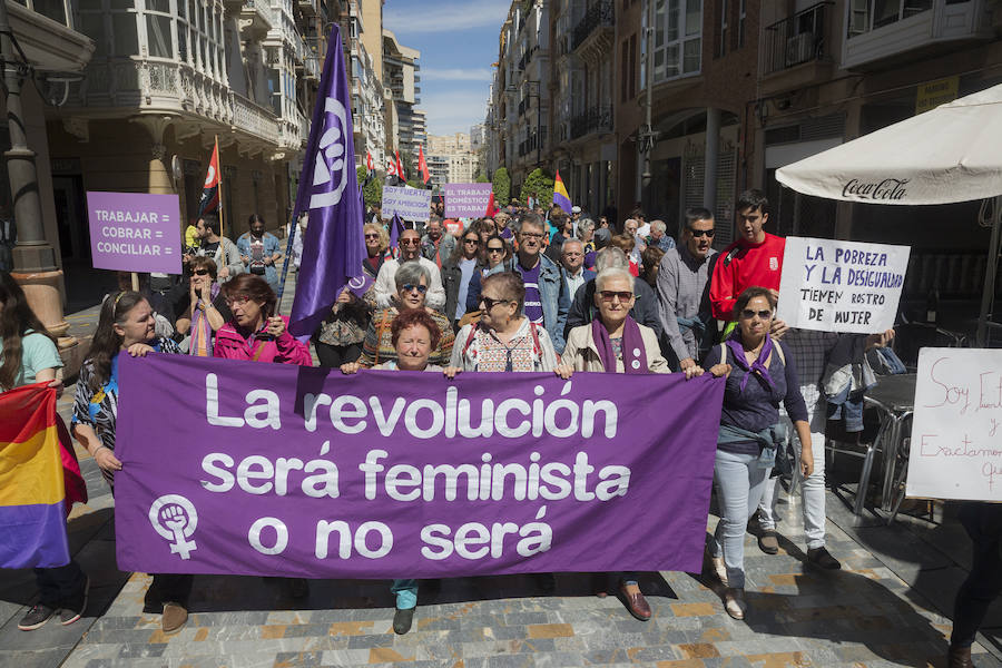 Quinientas personas recorrieron esta mañana calles del casco antiguo, en la manifestación organizada por los sindicatos Comisiones Obreras, UGT y USO. En la cabeza de la protesta se dejaron ver los secretarios comarcales de los sindicatos y más atrás gran parte del Gobierno local.