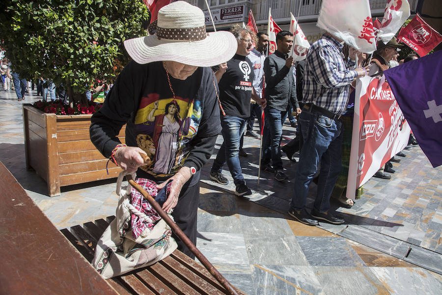 Quinientas personas recorrieron esta mañana calles del casco antiguo, en la manifestación organizada por los sindicatos Comisiones Obreras, UGT y USO. En la cabeza de la protesta se dejaron ver los secretarios comarcales de los sindicatos y más atrás gran parte del Gobierno local.