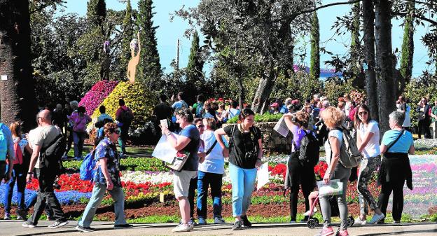 Las huertanas de Murcia en los parques de Nervi, en el golfo de Génova. Arriba, Ballesta con el alcalde de Génova, Marco Bucci, ayer.