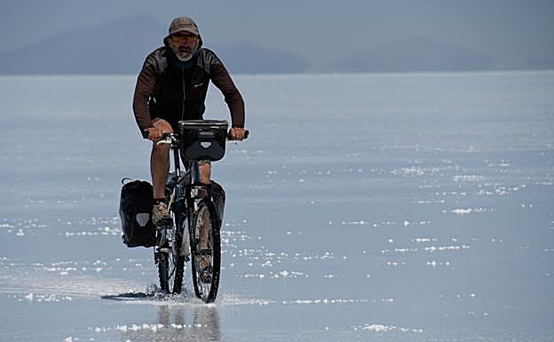 El aventurero surca el salar de Uyuni, un auténtico mar de sal, en Bolivia.