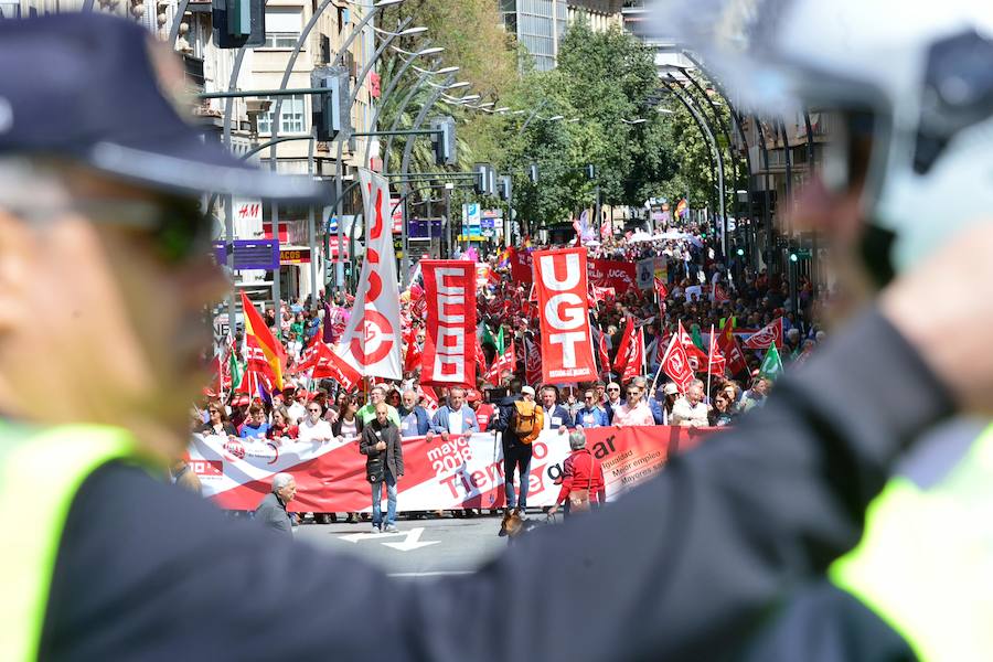 Varios miles de manifestantes salen a la calle en Murcia y Cartagena para reclamar igualdad, mejor empleo, mayores salarios y pensiones dignas en el día de la celebración del Primero de Mayo