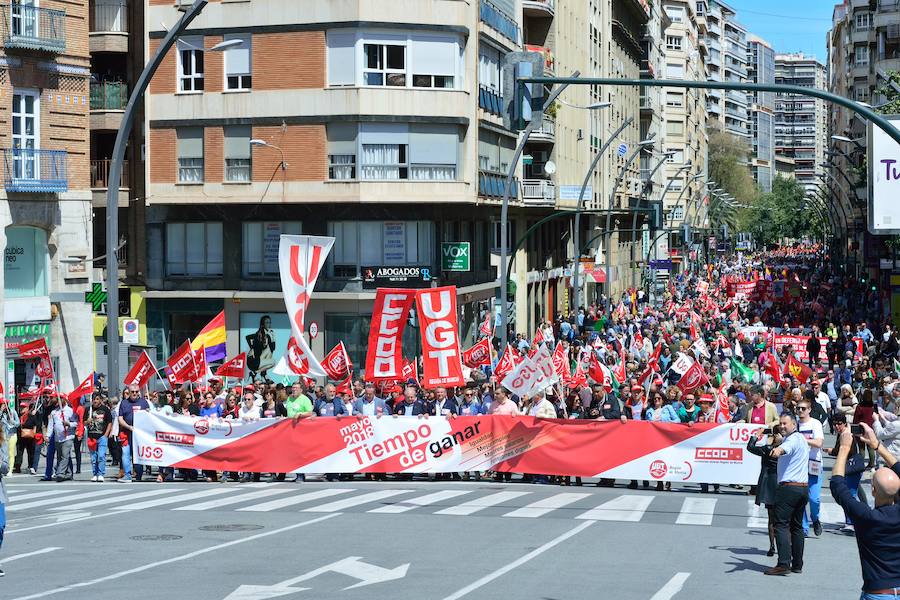 Varios miles de manifestantes salen a la calle en Murcia y Cartagena para reclamar igualdad, mejor empleo, mayores salarios y pensiones dignas en el día de la celebración del Primero de Mayo