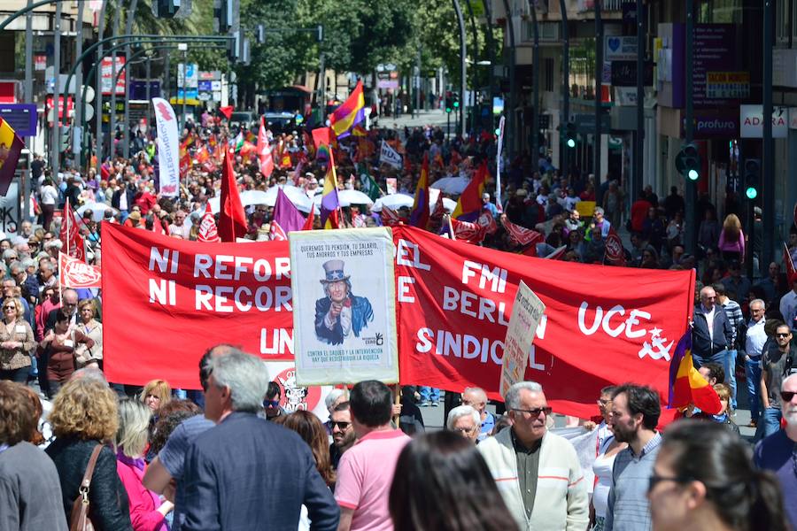 Varios miles de manifestantes salen a la calle en Murcia y Cartagena para reclamar igualdad, mejor empleo, mayores salarios y pensiones dignas en el día de la celebración del Primero de Mayo