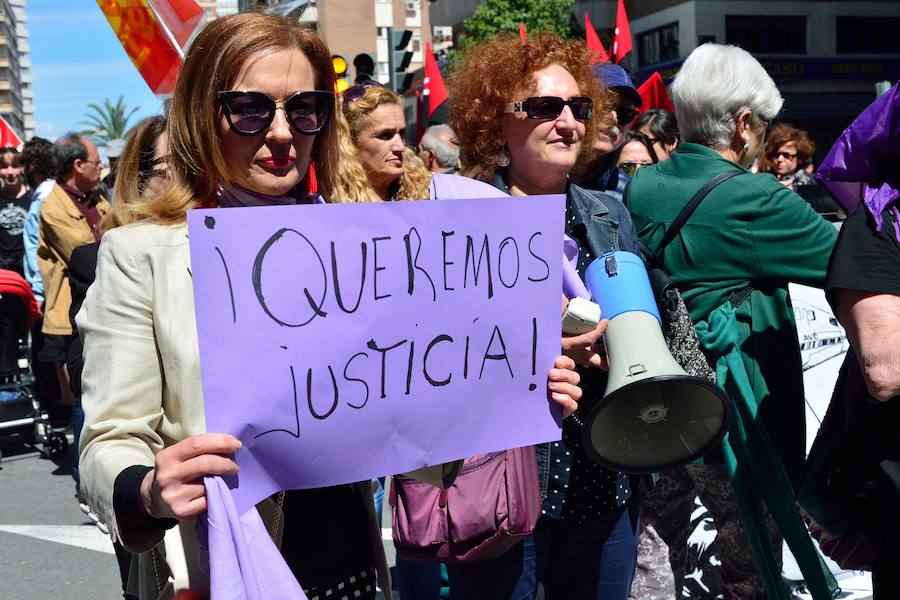 Varios miles de manifestantes salen a la calle en Murcia y Cartagena para reclamar igualdad, mejor empleo, mayores salarios y pensiones dignas en el día de la celebración del Primero de Mayo