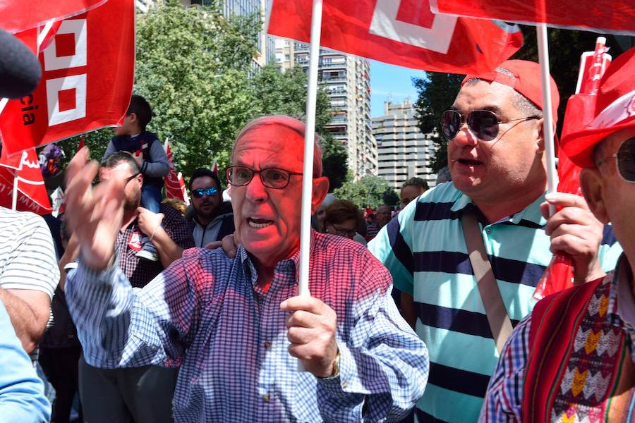 Varios miles de manifestantes salen a la calle en Murcia y Cartagena para reclamar igualdad, mejor empleo, mayores salarios y pensiones dignas en el día de la celebración del Primero de Mayo