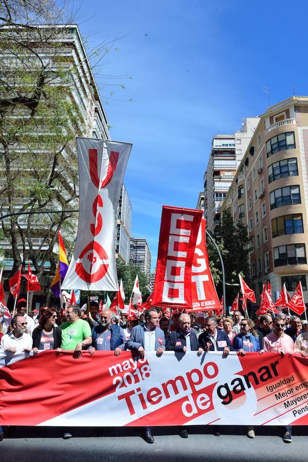 Varios miles de manifestantes salen a la calle en Murcia y Cartagena para reclamar igualdad, mejor empleo, mayores salarios y pensiones dignas en el día de la celebración del Primero de Mayo