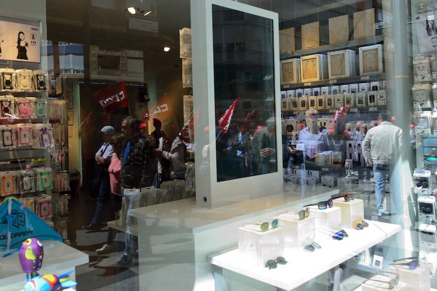 Varios miles de manifestantes salen a la calle en Murcia y Cartagena para reclamar igualdad, mejor empleo, mayores salarios y pensiones dignas en el día de la celebración del Primero de Mayo