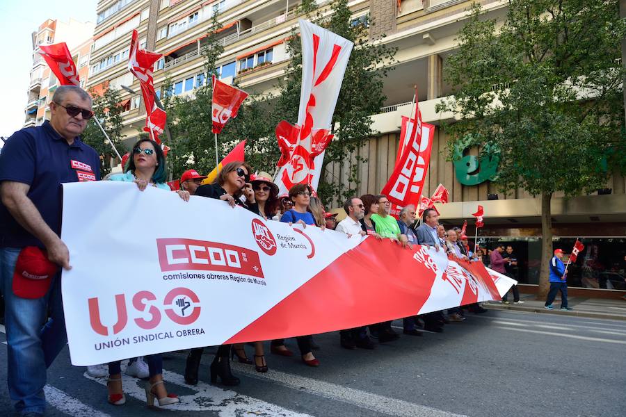 Varios miles de manifestantes salen a la calle en Murcia y Cartagena para reclamar igualdad, mejor empleo, mayores salarios y pensiones dignas en el día de la celebración del Primero de Mayo
