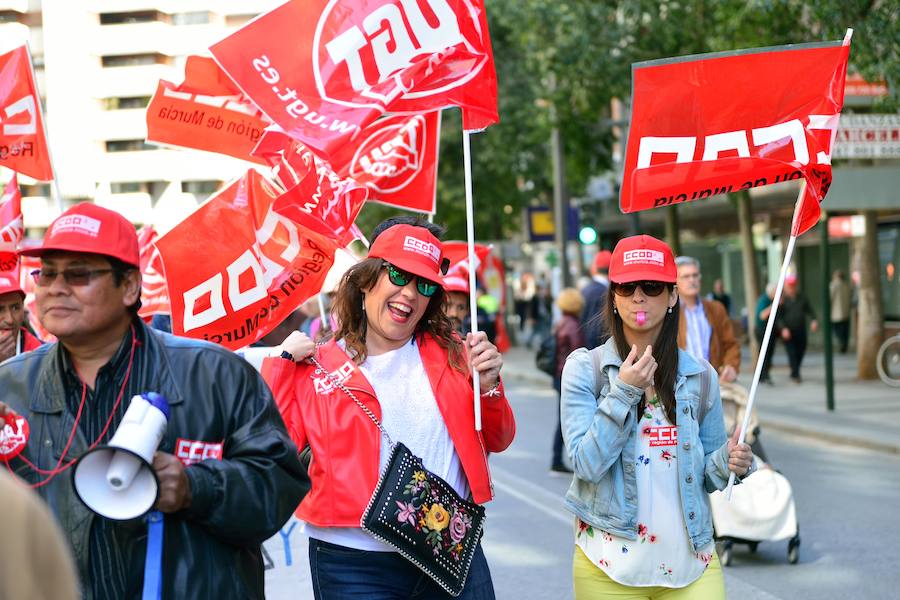 Varios miles de manifestantes salen a la calle en Murcia y Cartagena para reclamar igualdad, mejor empleo, mayores salarios y pensiones dignas en el día de la celebración del Primero de Mayo