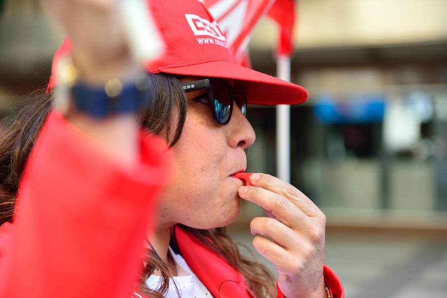 Varios miles de manifestantes salen a la calle en Murcia y Cartagena para reclamar igualdad, mejor empleo, mayores salarios y pensiones dignas en el día de la celebración del Primero de Mayo