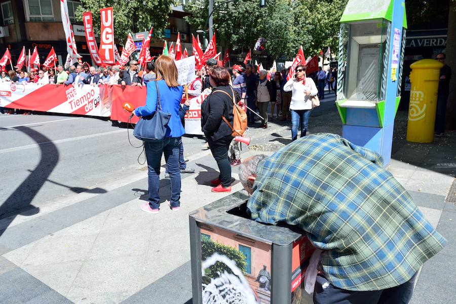 Varios miles de manifestantes salen a la calle en Murcia y Cartagena para reclamar igualdad, mejor empleo, mayores salarios y pensiones dignas en el día de la celebración del Primero de Mayo