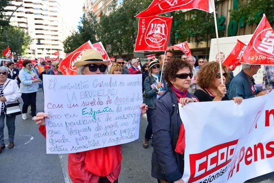 Varios miles de manifestantes salen a la calle en Murcia y Cartagena para reclamar igualdad, mejor empleo, mayores salarios y pensiones dignas en el día de la celebración del Primero de Mayo