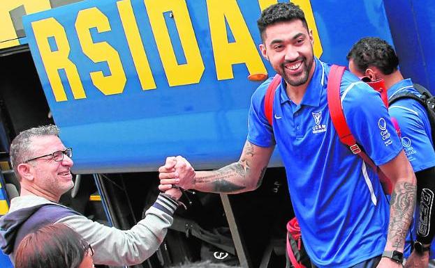 Lima se despide de un aficionado antes del subir al autobús que trasladó ayer al UCAM a Madrid.