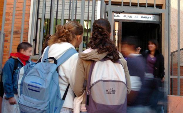 Unos niños acuden a clase.