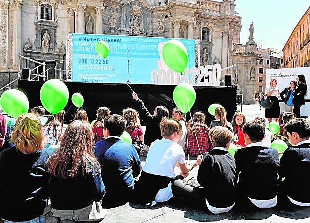 Más de 300 escolares de la Región participaron ayer en la clausura de los actos contra el acoso.