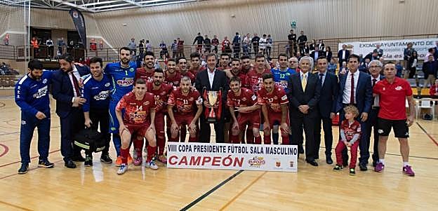 Los jugadores de ElPozo, tras ganar anoche la Copa Presidente, con Monje Carrillo, en el centro.
