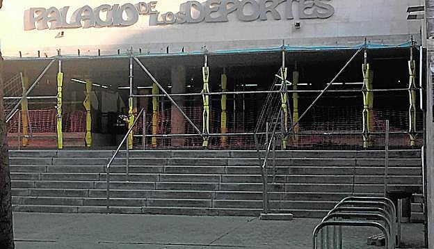 Andamios a la puerta del centro deportivo.