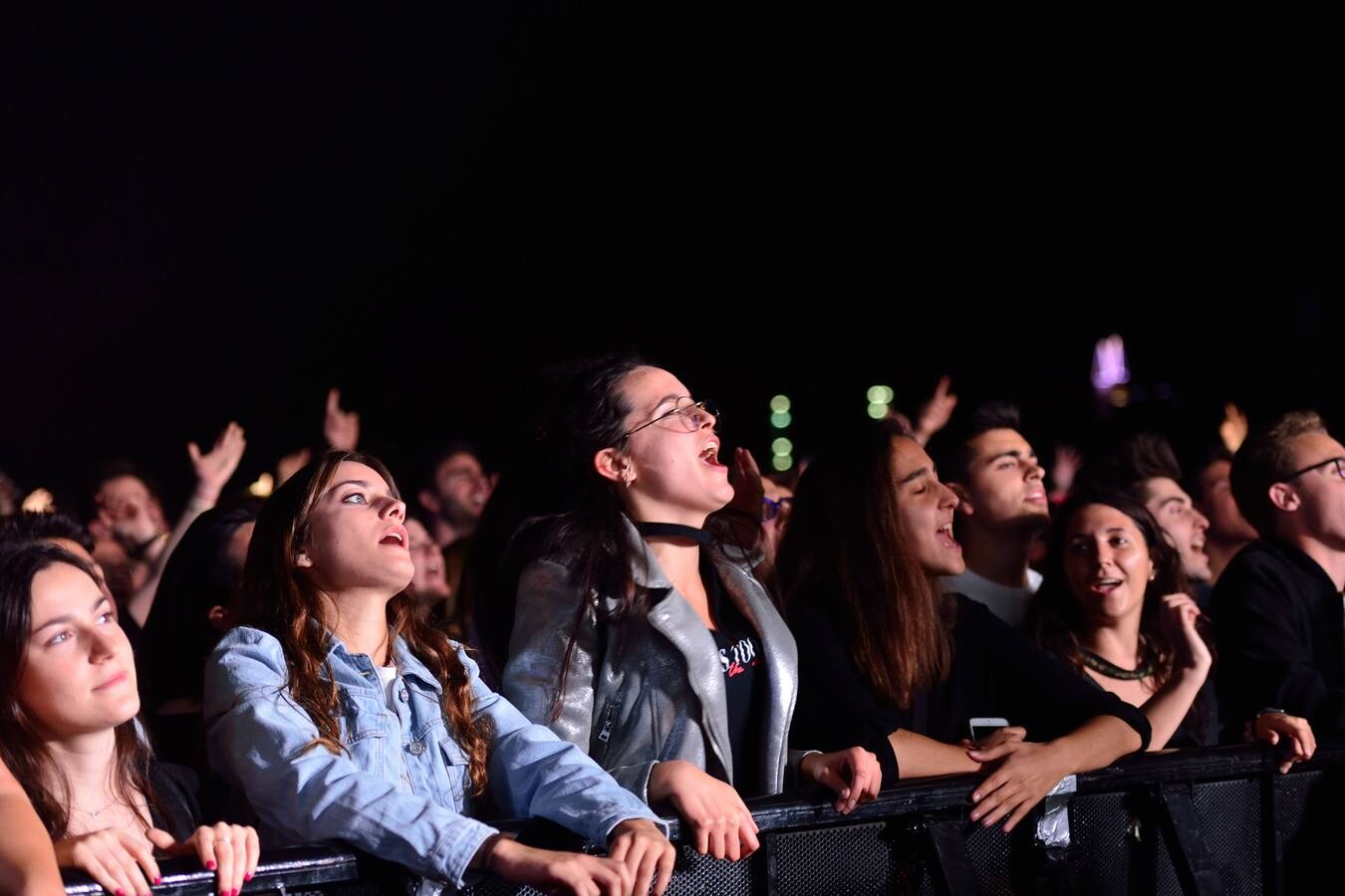 El sexteto madrileño Vetusta Morla llenó de energía el recinto de La Fica interpretando los temas de su último trabajo.