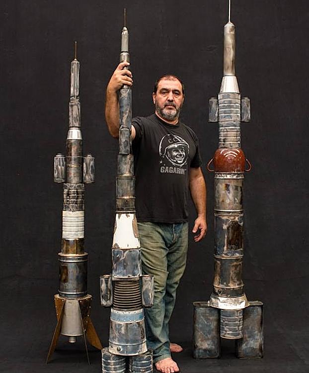 Ángel Haro, con algunas de las piezas que se exponen en el Palacio Quintanar de Segovia, en el marco del festival internacional Titirimundi 2018. 