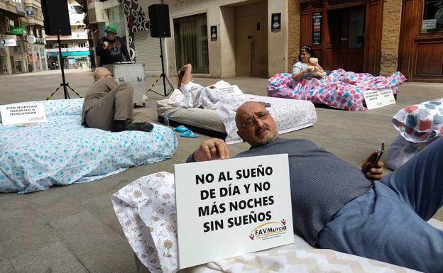 Imagen de la 'performance' de protesta convocada por los vecinos. 