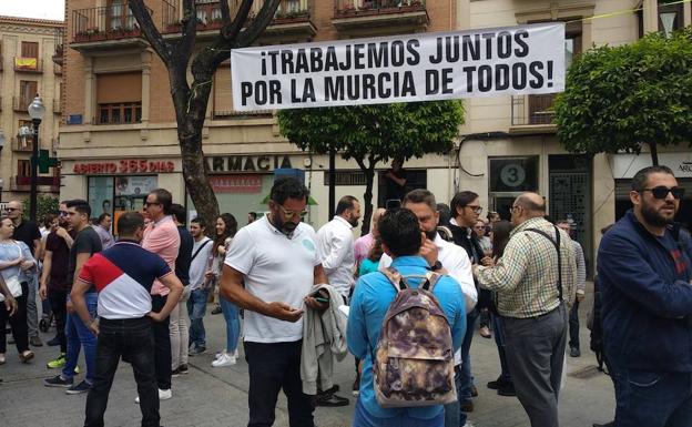 Galería. Concentración de hosteleros contra la normativa antirruido del Ayuntamiento de Murcia.