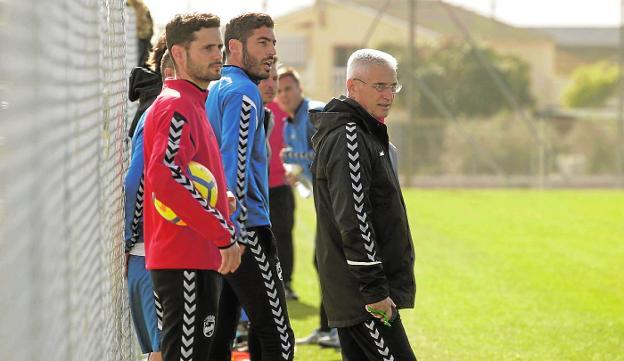 Fabri, junto a sus jugadores, en un entrenamiento.