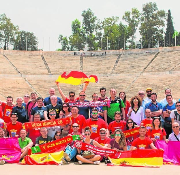 José Luis Mendoza, con aficionados y periodistas, ayer, en el antiguo Estadio Olímpico de Atenas.