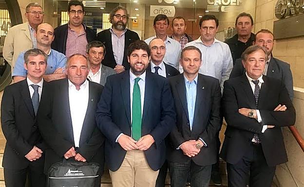 Los miembros de la nueva Junta Directiva de Asaja junto al Presidente de la Comunidad y el Consejero de Agua, Agricultura, Ganadería y Pesca.
