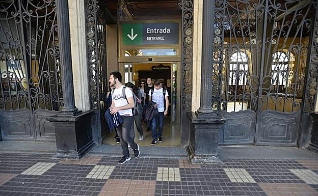 Un grupo de pasajeros del tren, la mayoría estudiantes, este lunes a su llegada a la estación de la Plaza de México. 