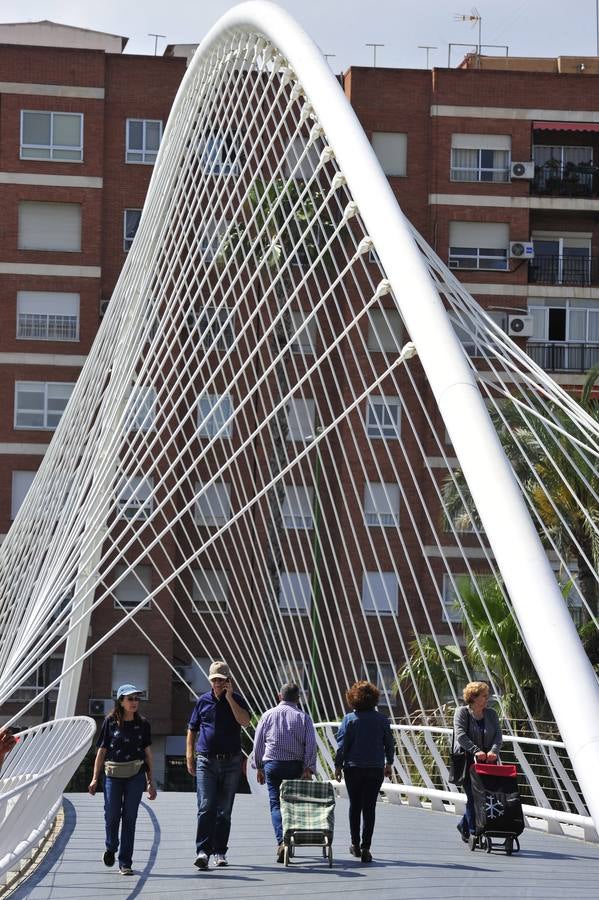 La pasarela Jorge Manrique, la que une el barrio de Vistabella y el Infante, que estaba en obras para eliminar los cristales de la base y sustituirlos por un pavimento más seguro, volvió ayer a abrirse tras las mejoras realizadas en la estructura