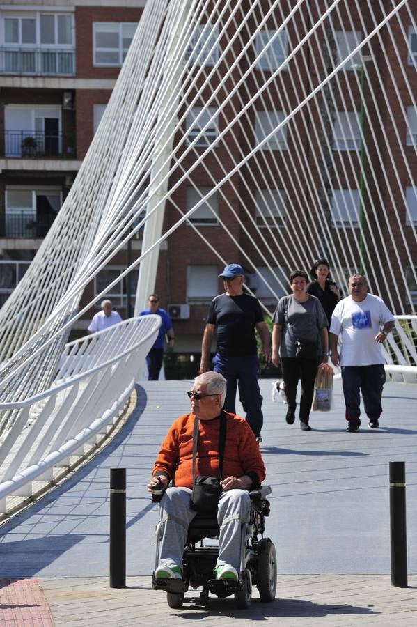 La pasarela Jorge Manrique, la que une el barrio de Vistabella y el Infante, que estaba en obras para eliminar los cristales de la base y sustituirlos por un pavimento más seguro, volvió ayer a abrirse tras las mejoras realizadas en la estructura