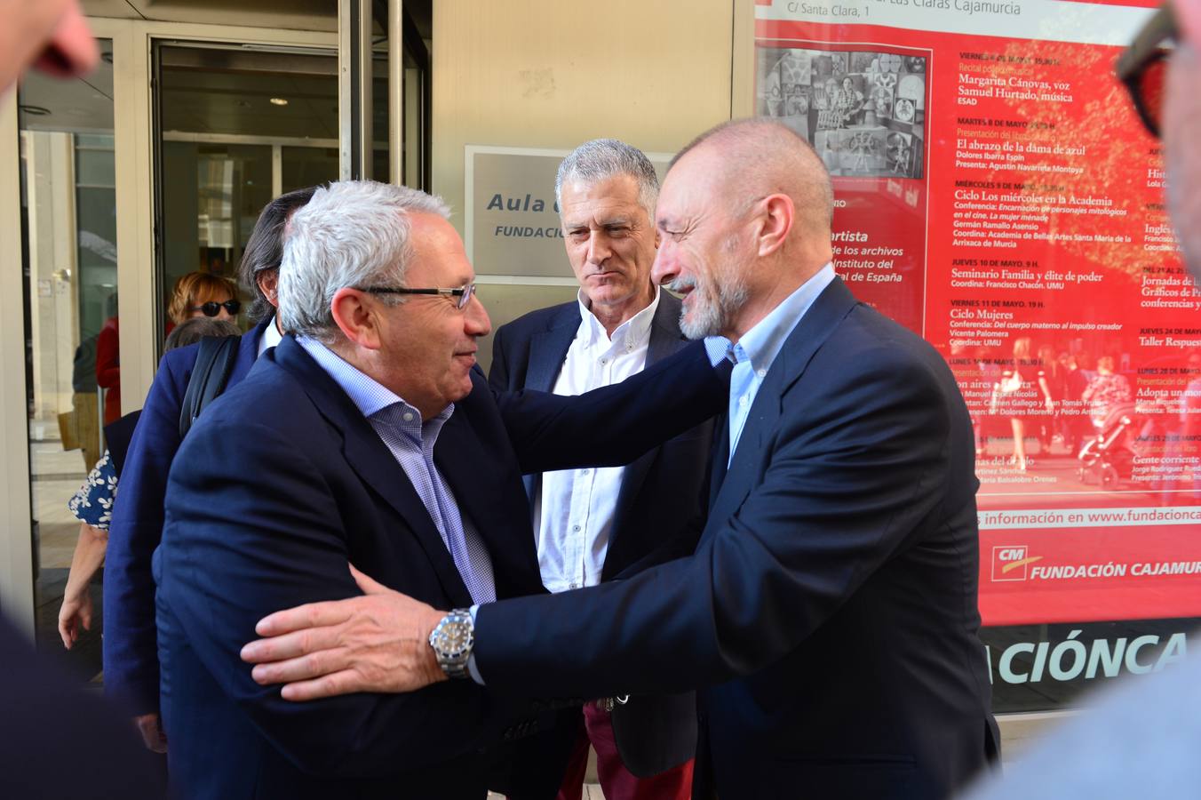 Centenares de personas compartieron con el escritor cartagenero esta celebración abarrotando el salón de actos del Aula de Cultura de la Fundación Cajamurcia, en Murcia, para escuchar las reflexiones del autor sobre este 'best seller'