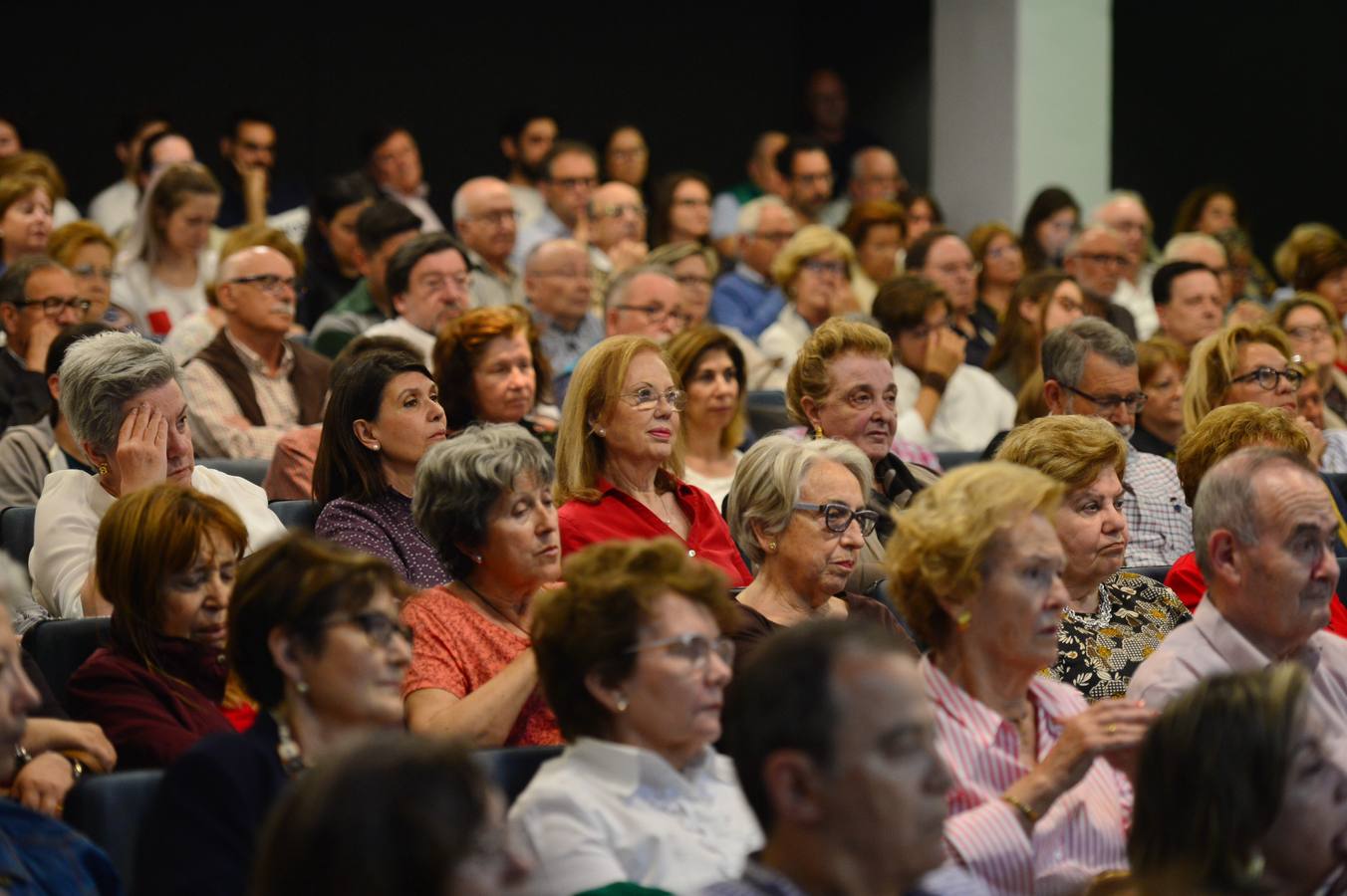 Centenares de personas compartieron con el escritor cartagenero esta celebración abarrotando el salón de actos del Aula de Cultura de la Fundación Cajamurcia, en Murcia, para escuchar las reflexiones del autor sobre este 'best seller'