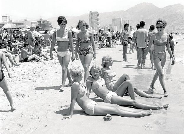 Mujeres en bikini en Benidorm, en el 1964. A la izquierda, fotografía de Beatriz Ledesma.