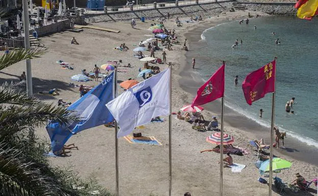 Imagen de archivo de la bandera azul de la playa de Cala Cortina, en Cartagena. 