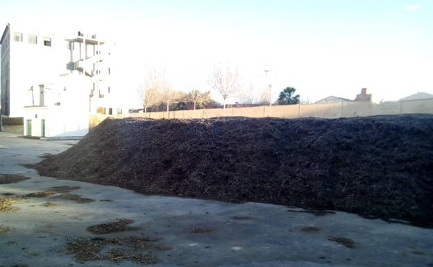 Imagen principal - Proceso de compostaje. Cribado y compost orgánico preparado para su distribución. 