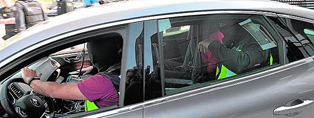 El presunto yihadista abandona la comisaría de Lorca, con el rostro tapado con una camiseta, para ser trasladado hasta Madrid.