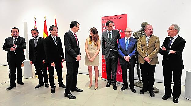 El alcalde de Murcia, anoche, con organizadores y participantes del Foro Futuro en Español.