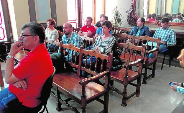 Los vecinos atienden en el salón de plenos de Cieza.