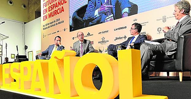 Javier Sánchez Checa, Guillermo Fernández de Soto, José Ballesta y Alberto Aguirre de Cárcer, ayer, durante la mesa de redonda que abrió el foro.