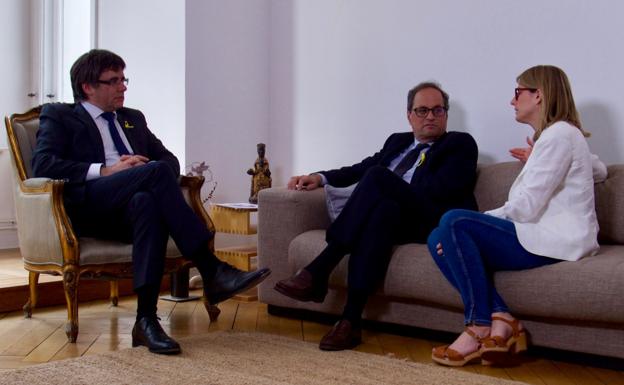 Puigdemont (i), reunido antes del anuncio con Torra (c) y Artadi. 