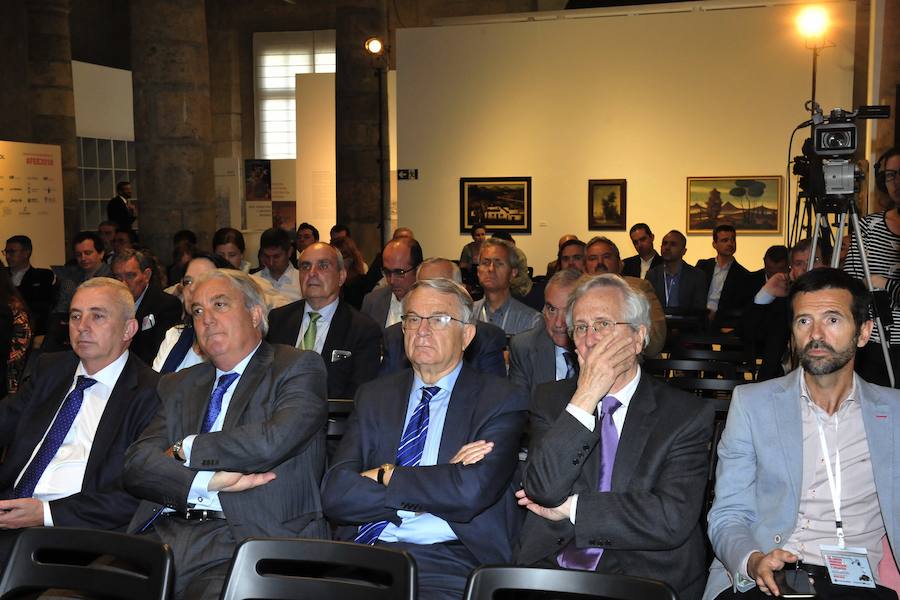 La ministra de Agricultura, que inauguró la segunda jornada del foro Futuro en Español, aboga por «un pacto que asegure el equilibrio entre la defensa del medio ambiente y su disponibilidad y que mitigue los impactos negativos del cambio climático»