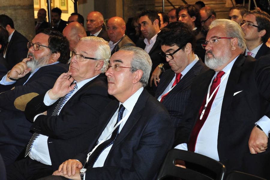 La ministra de Agricultura, que inauguró la segunda jornada del foro Futuro en Español, aboga por «un pacto que asegure el equilibrio entre la defensa del medio ambiente y su disponibilidad y que mitigue los impactos negativos del cambio climático»