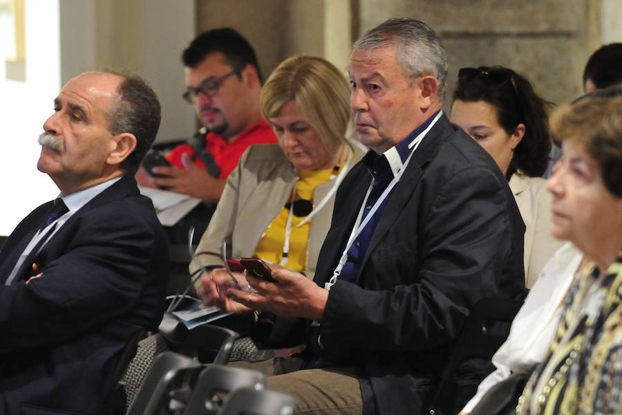 La ministra de Agricultura, que inauguró la segunda jornada del foro Futuro en Español, aboga por «un pacto que asegure el equilibrio entre la defensa del medio ambiente y su disponibilidad y que mitigue los impactos negativos del cambio climático»