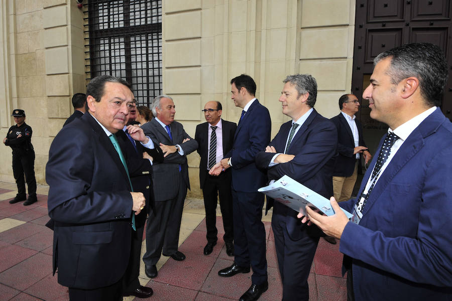 La ministra de Agricultura, que inauguró la segunda jornada del foro Futuro en Español, aboga por «un pacto que asegure el equilibrio entre la defensa del medio ambiente y su disponibilidad y que mitigue los impactos negativos del cambio climático»