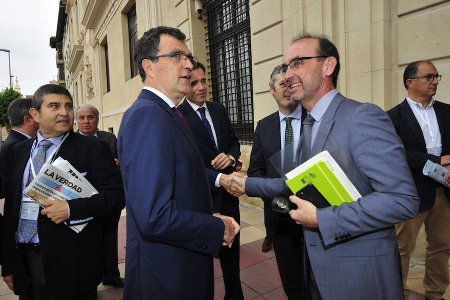 La ministra de Agricultura, que inauguró la segunda jornada del foro Futuro en Español, aboga por «un pacto que asegure el equilibrio entre la defensa del medio ambiente y su disponibilidad y que mitigue los impactos negativos del cambio climático»