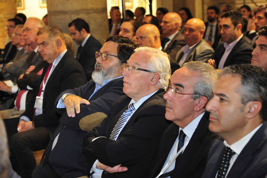 La ministra de Agricultura, que inauguró la segunda jornada del foro Futuro en Español, aboga por «un pacto que asegure el equilibrio entre la defensa del medio ambiente y su disponibilidad y que mitigue los impactos negativos del cambio climático»